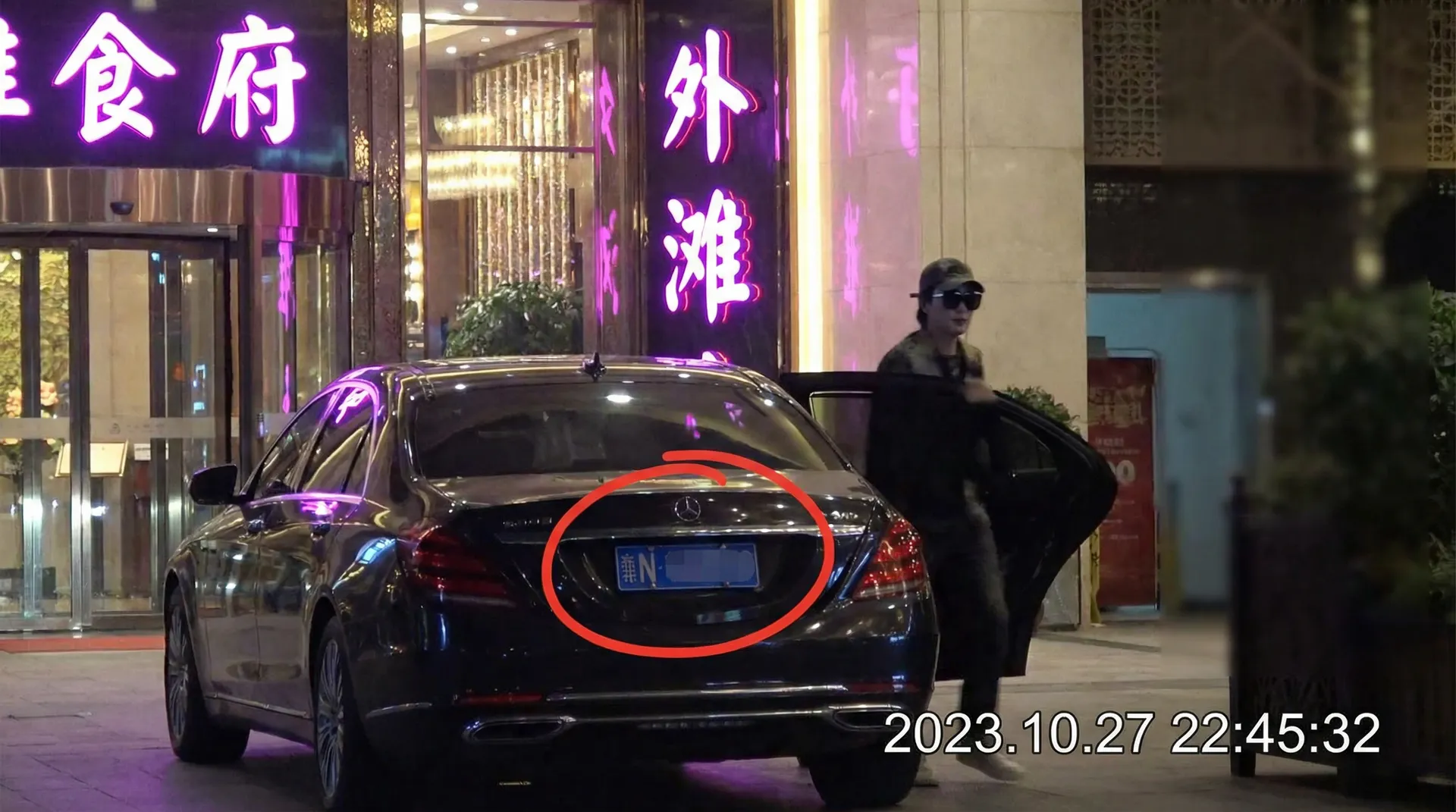333体育 官网 - 豪车餐厅外偷拍
